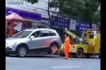 Автоледи угнала автомобиль-эвакуатор в Шанхае
