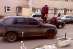 Бабка штурмует BMW X5 в Киеве