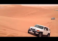 Toyota FJ Cruiser летит через песчаную дюну