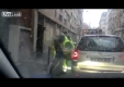 Сборщик мусора избивает нетерпеливого водителя