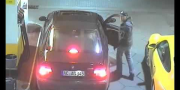 Пасажир BMW M5 похищает 911 Porsche на заправочной станции