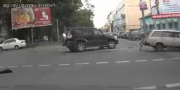 Украинские водитель и пассажир уходят с места аварии