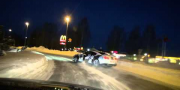 Белый Nissan GT-R дрифтует зимей дороге в Северной Швеции