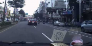 Быстро едущий BMW сбивает велосипедиста