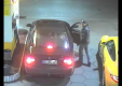 Пасажир BMW M5 похищает 911 Porsche на заправочной станции