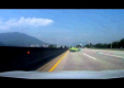 Удар в сзади переворачивает Daewoo Matiz на шоссе в Южной Корее