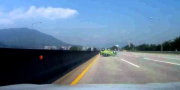 Удар в сзади переворачивает Daewoo Matiz на шоссе в Южной Корее