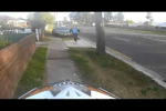 Австралийского мотоциклиста преследует полиция