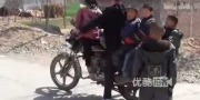 Многодетная китайская мама на мотоцикле