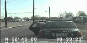 Преступник угоняет полицейскую машину