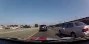 Toyota Camry и Mini Cooper что-то не поделили на дороге в Калифорнии