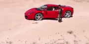 Ребенок дрейфует по песку на Ferrari 458 Italia в Ливии