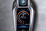 Брелок от BMW i8 выглядит как смартфон