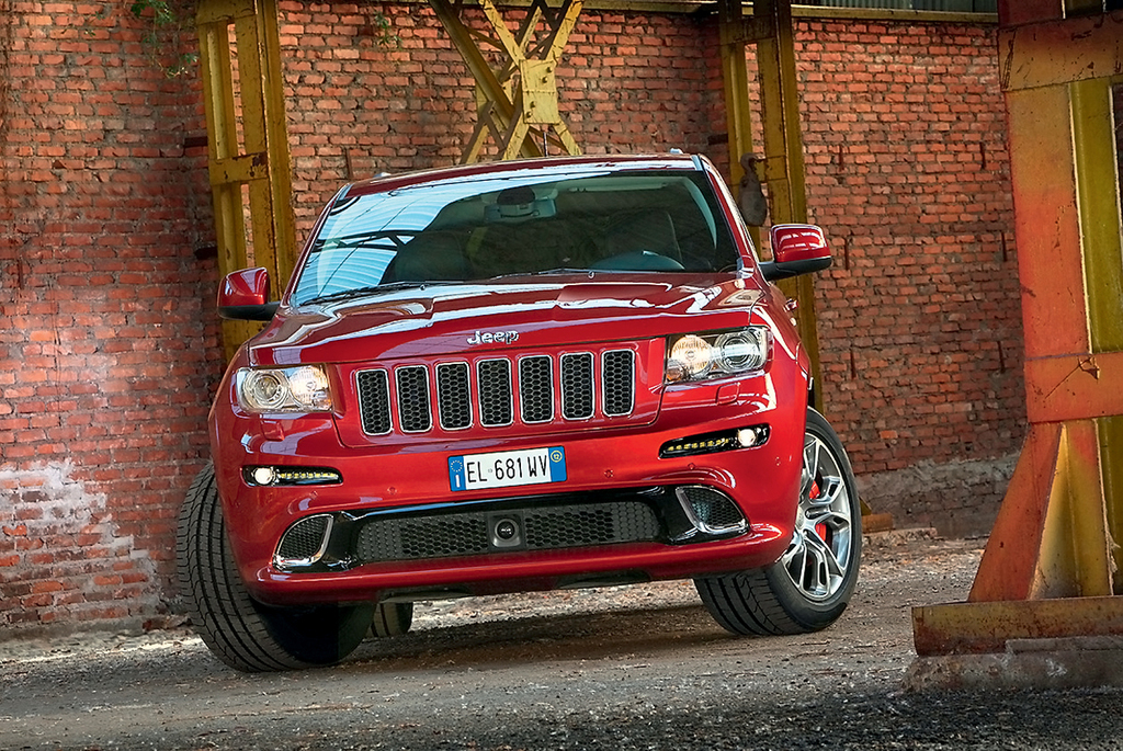 Jeep Grand Cherokee srt8 красный черный