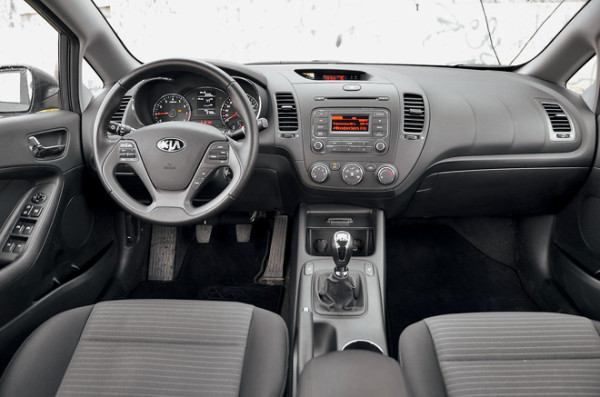 Kia Cerato-Toyota Corolla-Renault Fluence-Ford Focus-Citroen C4 sedan-4